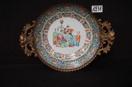 Schöner antiker chinesischer Porzellanteller mit v