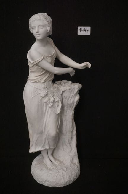 Large antique statue in monochrome white bisque - 
