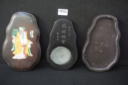 传统中国墨砚——配原装木质收纳盒——由黑色石材制成，刻有汉字——配有刻有人物图案的原装收纳盒——长：