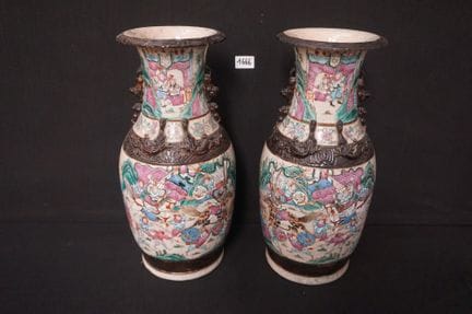 2件中国古董南京花瓶（成对！）——粉彩——底部有印记——饰有武士场景——其中1件花瓶瓶口处经修复——
