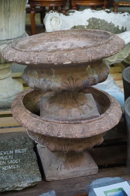 2 polyresin garden vases - H: 28 cm - diameter: 44