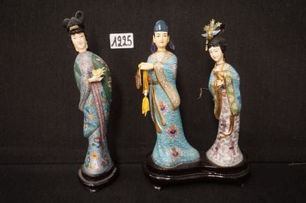 2 chinesische Cloisonné-Figuren – auf einem Sockel