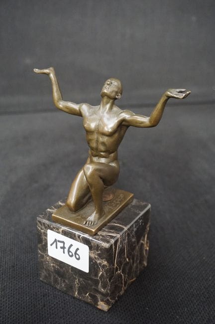 scultura in bronzo - su piedistallo di marmo - "An