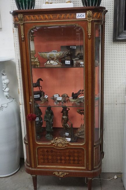 Preciosa vitrina con marquetería —estilo Luis XV— 