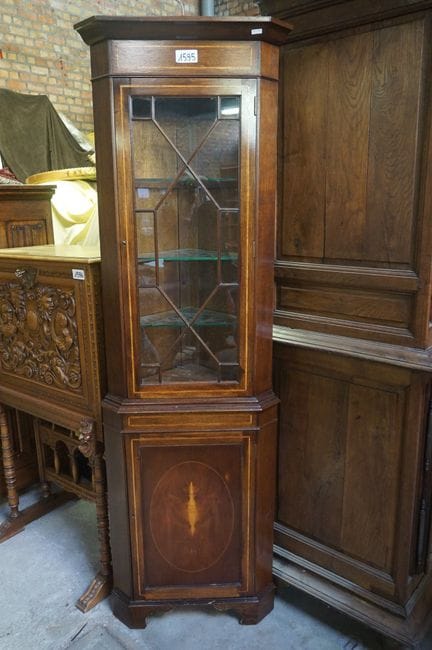 English corner cabinet—with 1 glass door and 1 sol