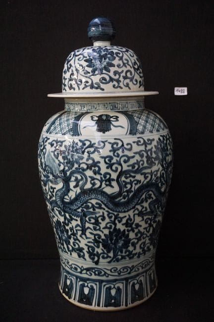 大型传统中国瓷质带盖花瓶——青花——饰有龙纹与花卉图案——高：72 厘米