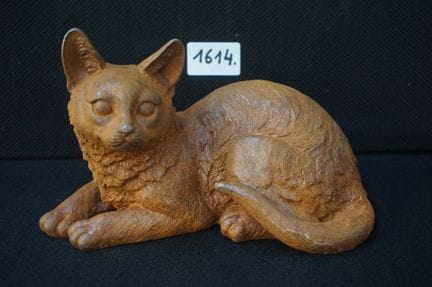Reclining cat made of cast iron - L: 22 cm