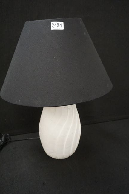 Lampe de table avec un socle en marbre blanc tourn