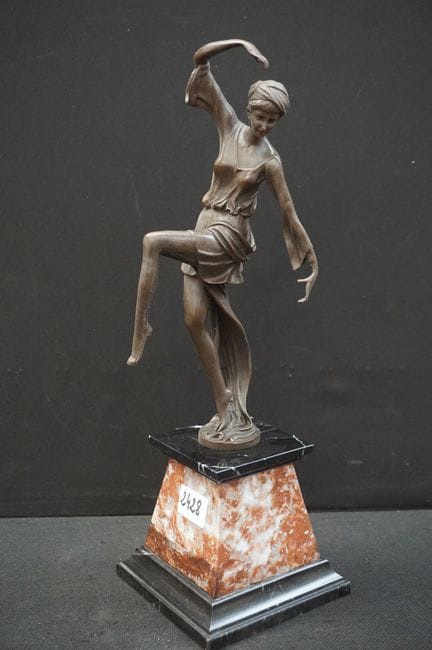 statue en bronze de style Art déco - « Jeune femme