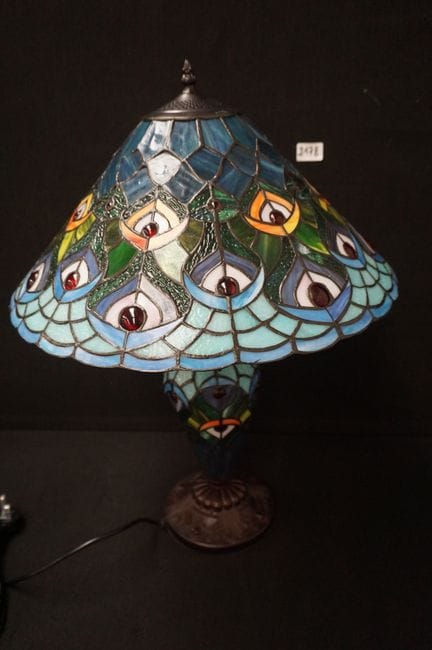 Jolie lampe de table de style Tiffany - avec un mo