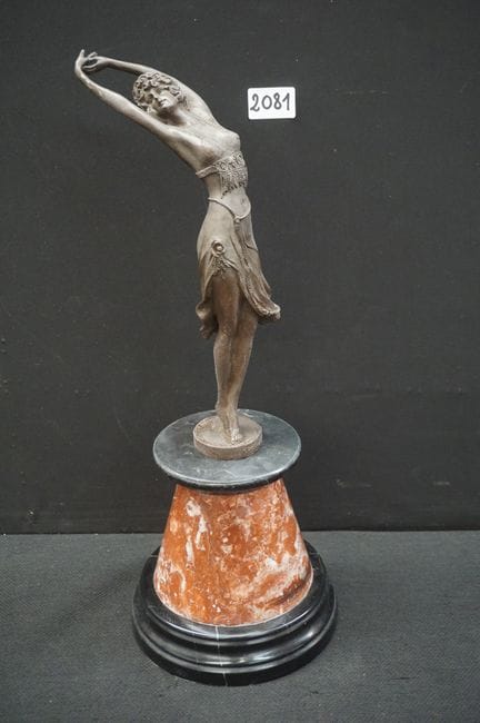 statue en bronze de style Art déco - « Jeune femme