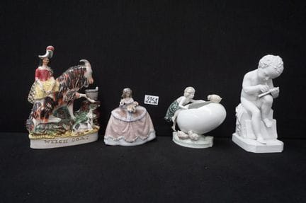 4 statuine di vario tipo in porcellana e ceramica 