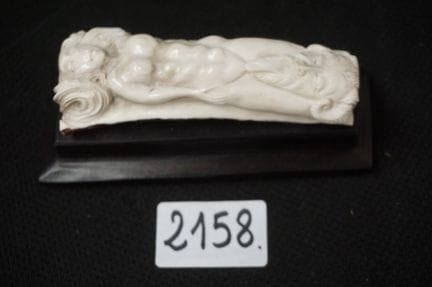 sculpture érotique en corne - sur socle en bois - 