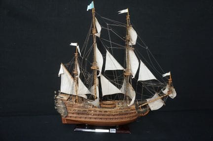 maquette de bateau en bois - « LE SOLEIL ROYAL » -