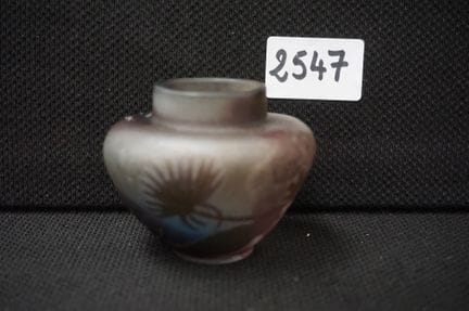 埃米尔·加勒（1846 - 1904）——罕见的“玻璃釉”微型花瓶——饰有蓟花浮雕图案——附签名——