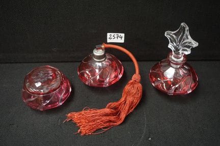 VAL SAINT LAMBERT - three-piece toilet set in red 