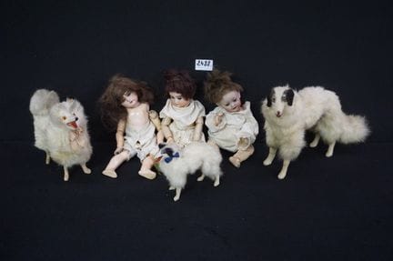 3 poupées anciennes en porcelaine et 3 chiens en p