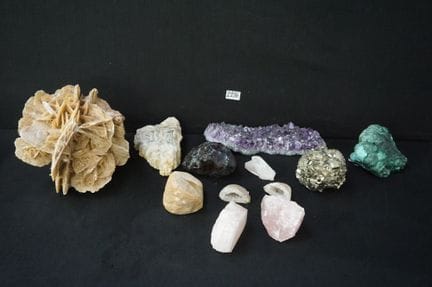 splendido assortimento di minerali e pietre natura