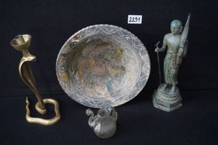 lotti di oggetti in stile archeologico - tra cui: 