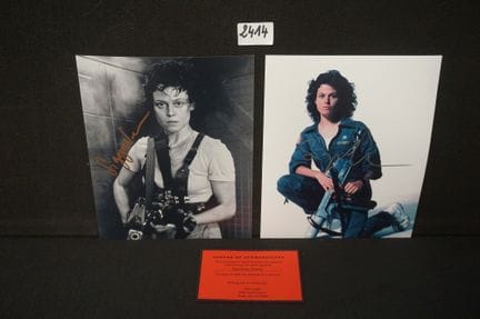 SIGOURNEY WEAVER (1949 -  ) - 2 photos dédicacées 