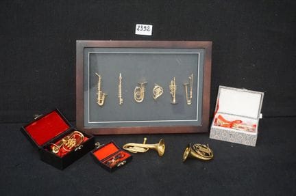 lotto di strumenti musicali in miniatura
