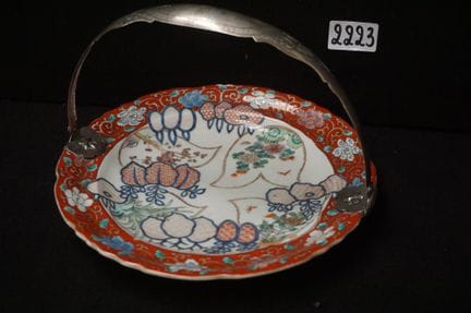 Piatto asiatico in porcellana con manico in argent