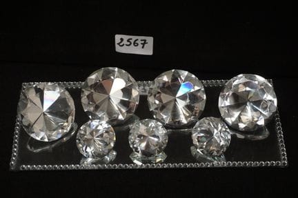 一批钻石形状的装饰品——水晶——直径：3.5至6厘米