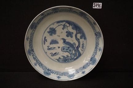 beau plat creux chinois en porcelaine - bleu et bl