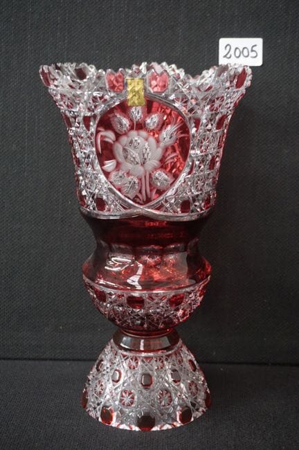 MEISSEN - magnifique vase en cristal rouge taillé 
