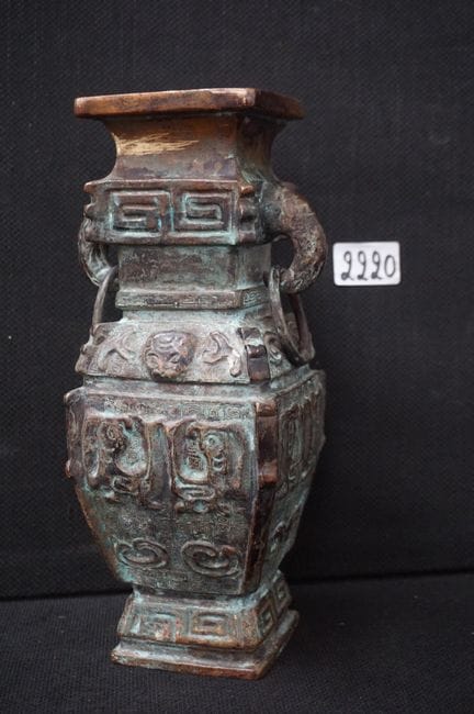 Vaso cinese in bronzo - con decorazioni in rilievo