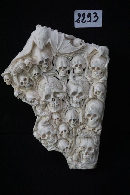 MEMENTO MORI - scultura in corno su piedistallo - 