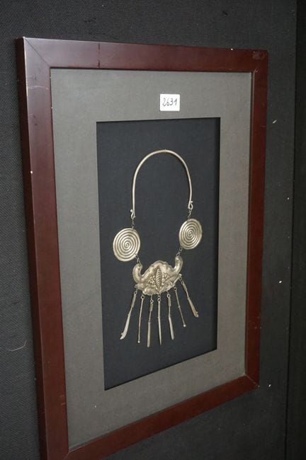 Collana cerimoniale MIAO in cornice - dimensioni d