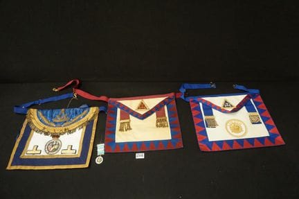 3 grembiuli massonici inglesi + 1 medaglia del 191