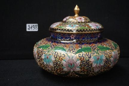 Plat chinois à couvercle en cloisonné - avec des m