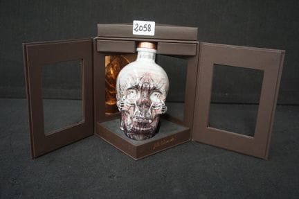 CRYSTAL HEAD 伏特加——骷髅头造型酒瓶——由约翰·亚历山大设计——限量发行25,000瓶