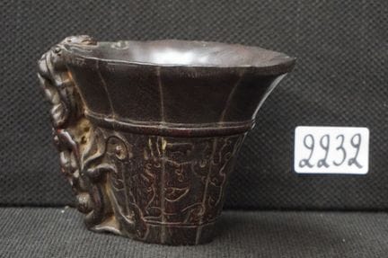 Coppa cinese scolpita per libagioni - A: 9 cm  L: 