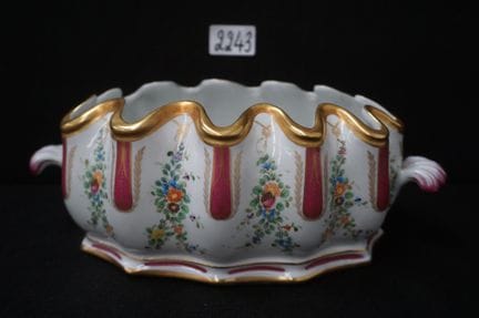 SEVRES - Coppa in porcellana con motivi floreali -