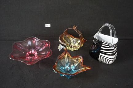 3 vintage bowls made of colored glass + 1 handbag 