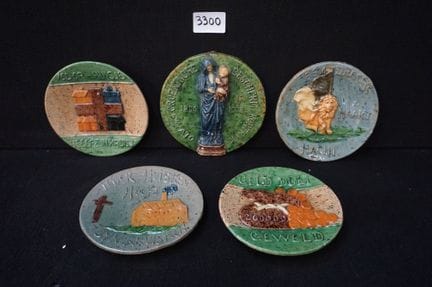 4 verschiedene kleine Teller mit flämischen Sprüch