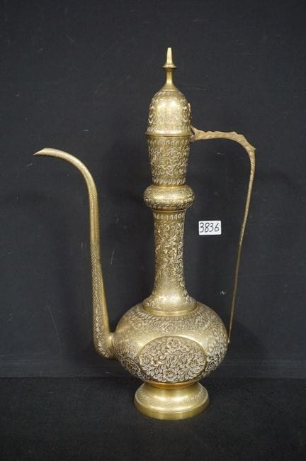 Große indische Teekanne aus Messing – mit handgeät
