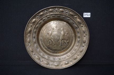 Pila bautismal de cobre del siglo XVII, decorada c