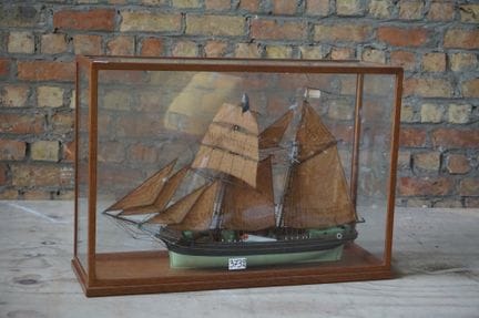 Wunderschönes, detailreiches Schiffsmodell in eine