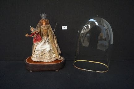 Antike religiöse Wachsfigur unter einer Glaskuppel