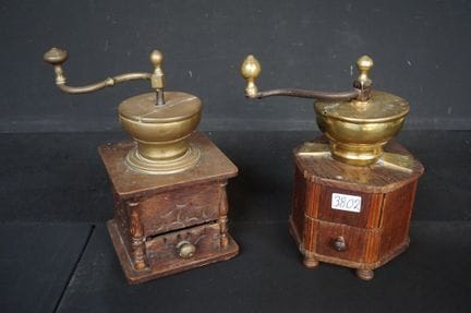 2 feine antike flämische Kaffeemühlen - H: 32 cm
