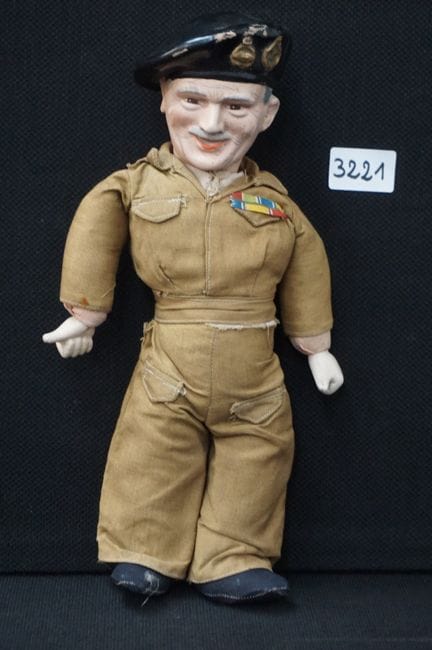 Vintage-Puppe „MONTY“ – aus dem Zweiten Weltkrieg,