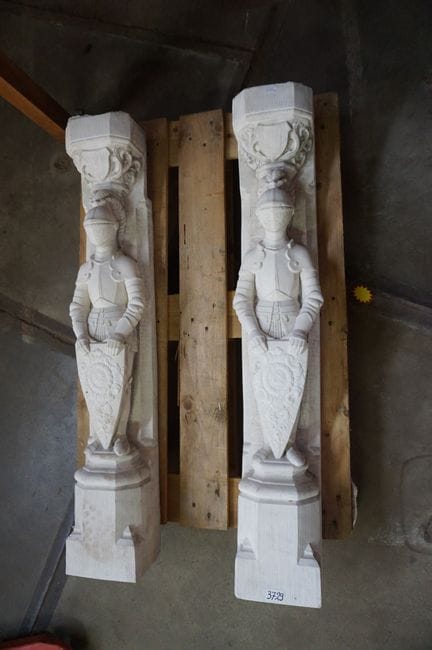 2  große neugotische Kaminsäulen – aus Kunststein 