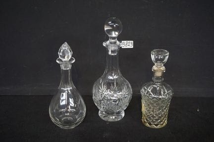 3 assorted carafes - H: 23 to 31 cm