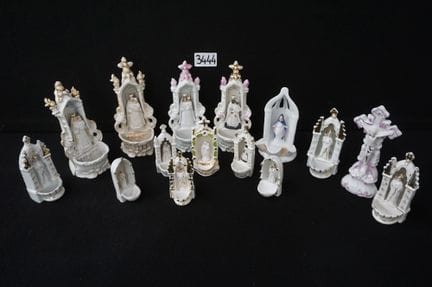 ca. 15 verschiedene antike Weihwasserschälchen – a