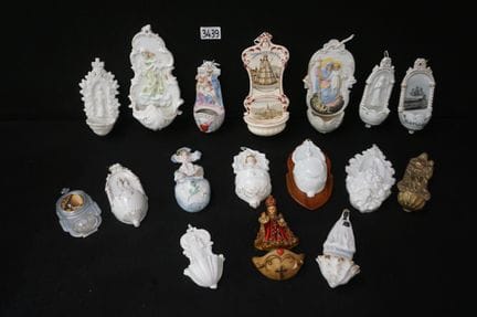 ca. 17 verschiedene Weihwassergefäße – aus Biskuit