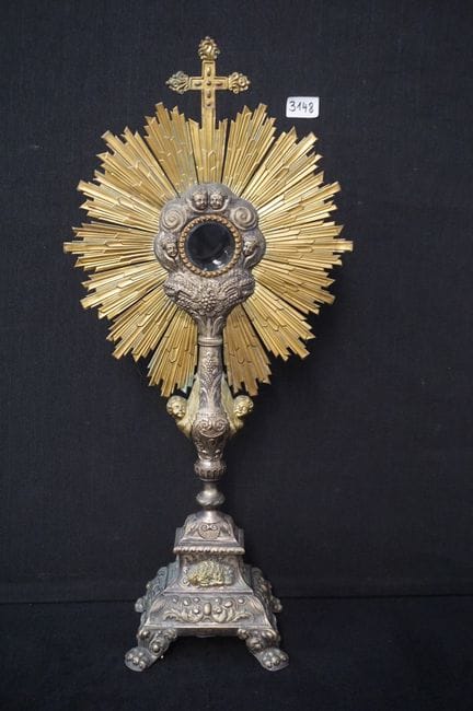 Gran custodia antigua —de estilo barroco— decorada